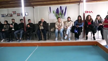 Des étudiants universitaires et des résidents de maisons de retraite ont joué à la pétanque