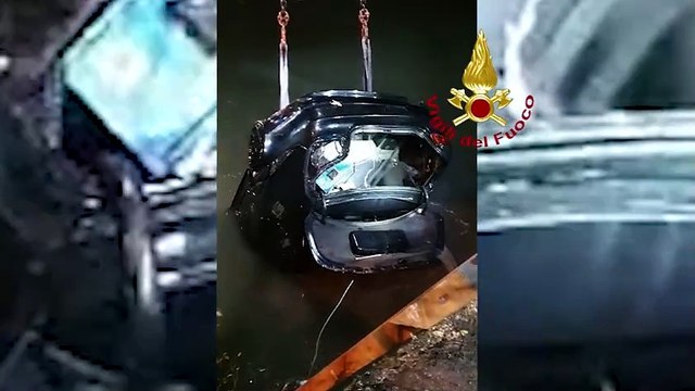 L'auto inabissata nel canale del fiume Lemene a Portogruaro (Venezia): morti incastrati tre ragazzi