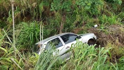 Gol sai da pista e cai em barranco na BR-277 em Cascavel