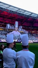 Un tifo hommage à Paul Bocuse déployé par les supporters de L'OL