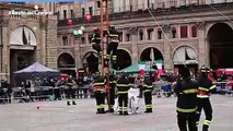Video: i vigili del fuoco in piazza per l'8 dicembre a Bologna
