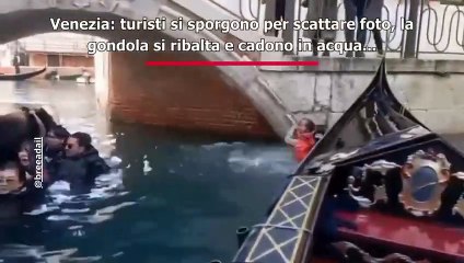 Des touristes tombent de leur gondole à Venise