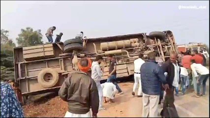 बाइक सवार को बचाने के चक्कर में पलटी रोड़वेज बस, सड़क पर मची चीख पुकार