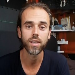 Gaylord sillone les routes de France dans sa rosalotte : un véhicule mi-rosalie, mi-roulotte