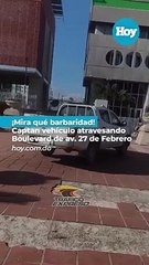 Mira qué barbaridad Captan vehículo atravesando Boulevard de av. 27 de Febrero