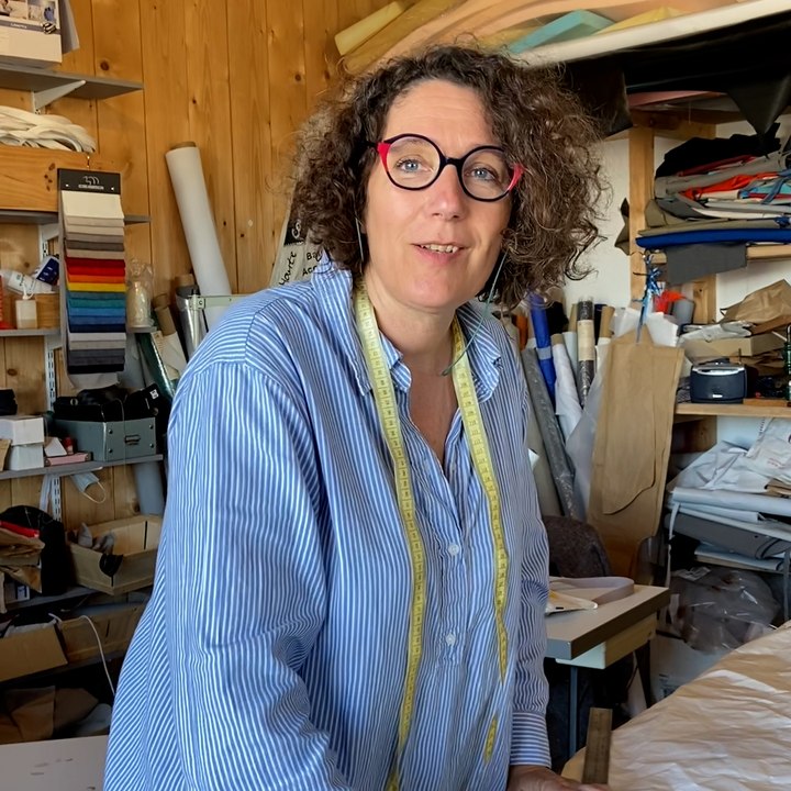 Virginie recycle des voiles de bâteaux pour en faire des objets du quotidien