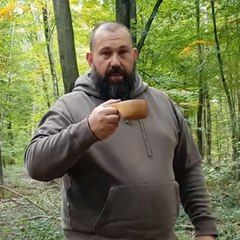 David fabrique du café en pleine forêt à partir de glands