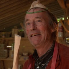 Michel fabrique des bâtons de pèlerin