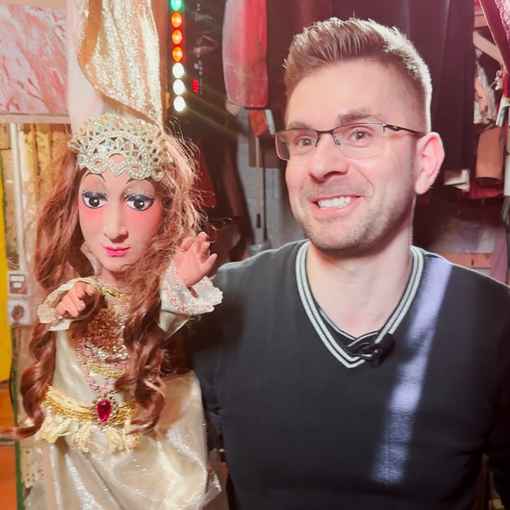 Julien est dans le théâtre des du Champde