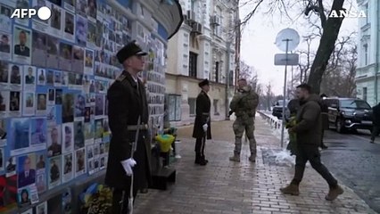 Zelensky depone una corona di fiori presso il "Muro degli Eroi" a Kiev