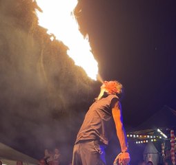 Grégory, grand brûlé... devenu cracheur de feu