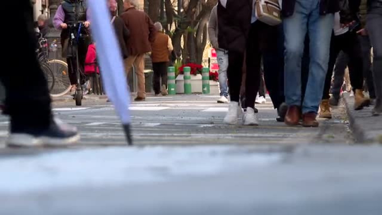 La convivencia 'imposible' entre peatones y transporte público en el centro de las ciudades