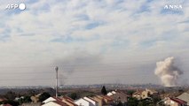 Si alza il fumo dopo gli attacchi a Gaza