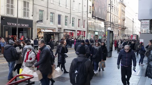 Consumi in ripresa, sale la spesa per i regali di Natale