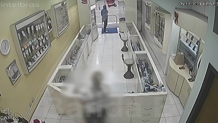 Bandido aterroriza funcionárias e “faz a limpa” em joalheria em Piraquara