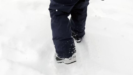 Les habitants d'Isola 2000 marchent dans la neige.