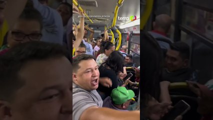 Entrega de pizzas em ônibus lotado na Paraíba viraliza nas redes sociais #shorts