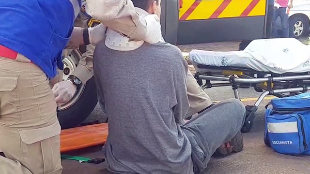 Duas pessoas ficam feridas em colisão com motos na Rua Rio da Paz