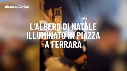 Video herunterladen: Video dell'albero di Natale illuminato in piazza a Ferrara