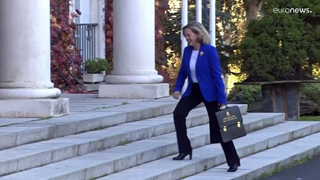 Η Ισπανίδα υπουργός οικονομικών Νάντια Καλβίνιο...