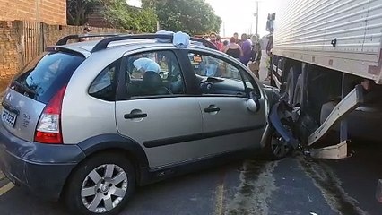 Condutor embriagado bate carro em caminhão e duas pessoas ficam feridas no Parque Jabuticabeiras