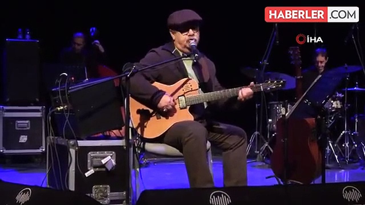 Bülent Ortaçgil Sinop'ta konser verdi