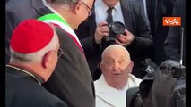 Papa Francesco a Piazza di Spagna per preghiera dell'Immacolata, la stretta di mano con Gualtieri