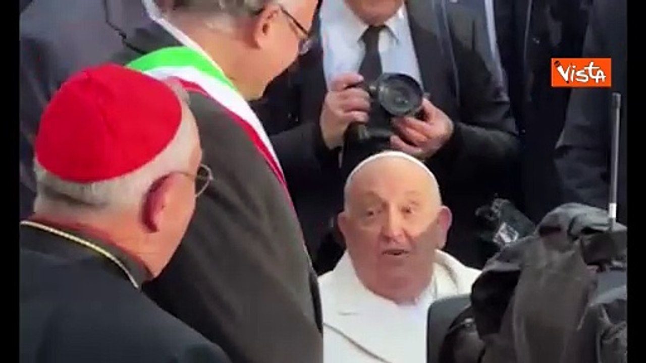 Papa Francesco a Piazza di Spagna per preghiera dell'Immacolata, la stretta di mano con Gualtieri