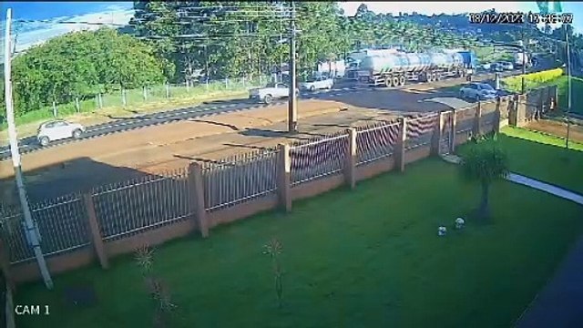 Acidente em Califórnia envolve três caminhões e carro