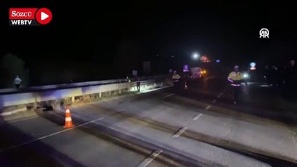 Otomobilin çarpıp kamyonun üzerinden geçtiği kişi öldü