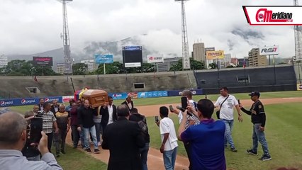 Omar Vizquel acompañó a "Vitico" en su última vuelta al cuadro en su homenaje