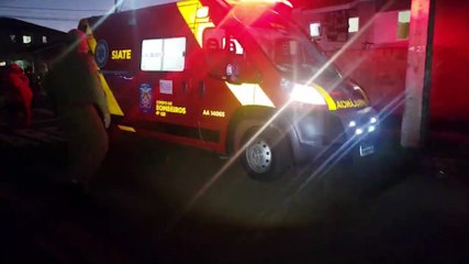 Acidente entre carro e moto deixa mulher ferida no Riviera