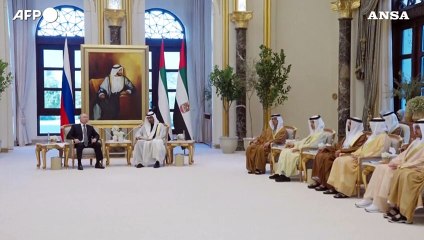 Скачать видео: Putin incontra il leader degli Emirati Arabi Mohammed bin Zayed