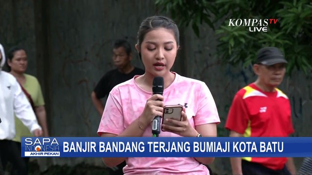 Banjir Surut, Warga Kota Batu Mulai Bersihkan Lumpur dan Material yang Masuk Rumah