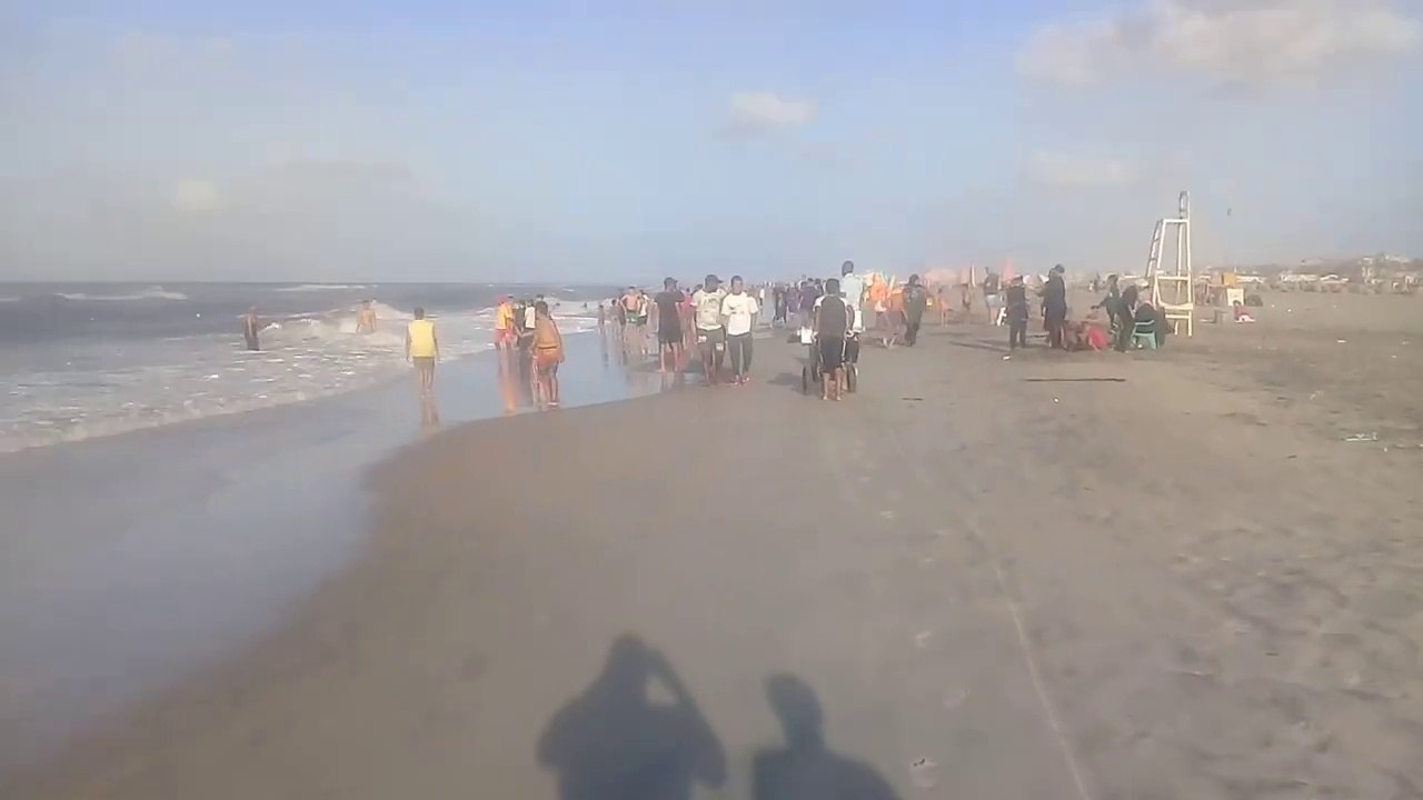 طفل يغرق في بلطيم مع الموج العالي والسحب والدوامات ولكن شاهد المنقذ بتاع الشاطئ ماذا فعل لينقذ حياته
