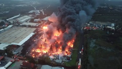 Kocaeli’de palet fabrikasında yangın çıktı