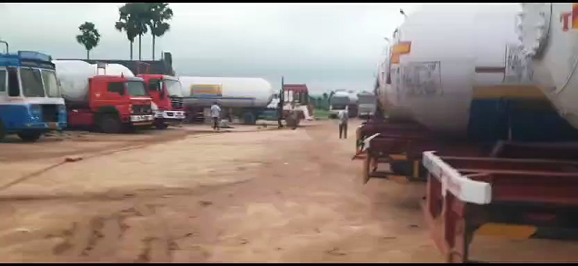 கோவையில் கேஸ் டேங்கர் லாரி மீது சுவர் விழுந்து விபத்து; அதிகாரிகளின் நடவடிக்கையால் பெரும் சேதம் தவிர்ப்பு