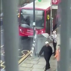 Cadde ortasında Filistin bayrağı kavgası