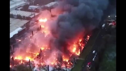 Kocaeli’de lojistik firmasının deposunda çıkan yangına, takviye gelen ekiplerle birlikte 82 araç ve 209 personelle müdahale ediliyor.