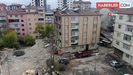 Elazığ'da Yıkım Sırasında Zarar Gören Bina Sakinleri Sokakta Ateş Yakıyor