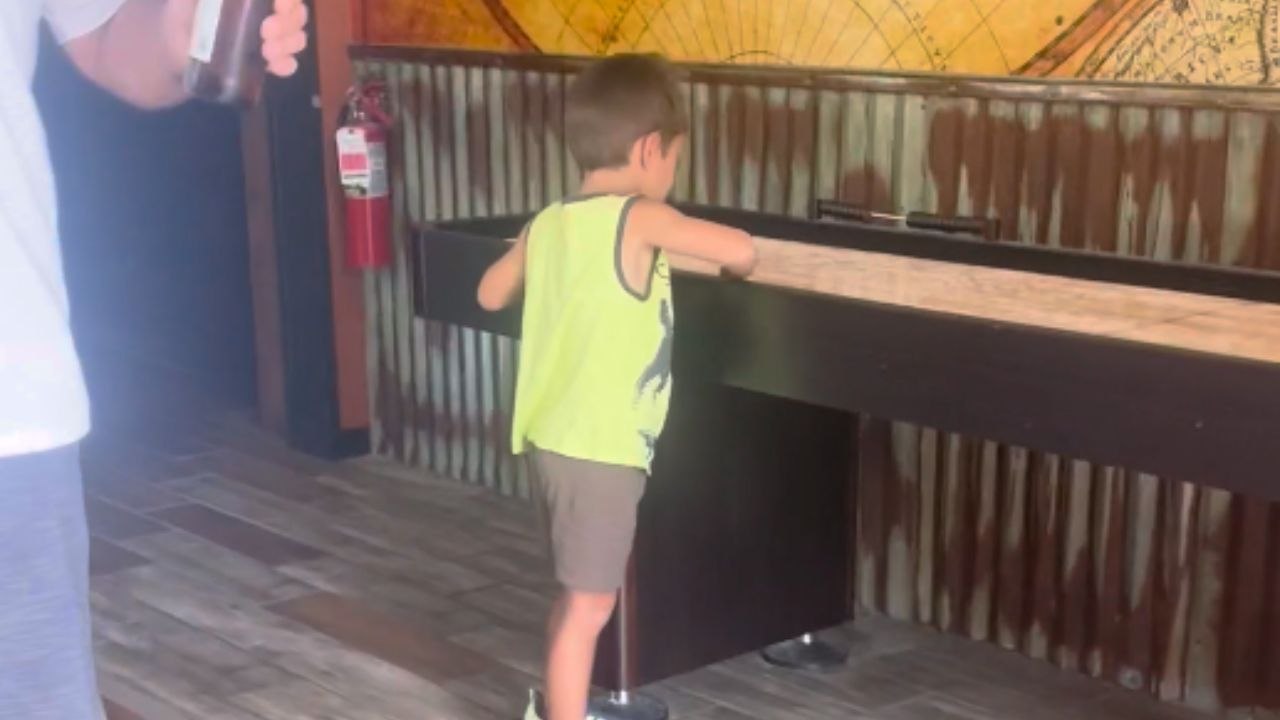 Funny dad doesn't bother his brain as daughter tries to make him guess that she's pregnant