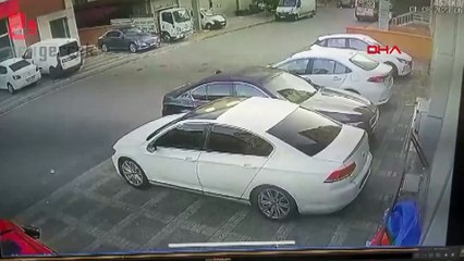 Park halindeki otomobilden hırsızlık kamerada