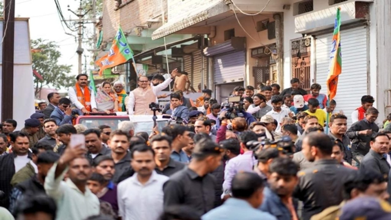 राघौगढ़ में CM शिवराज के रोड शो में उमड़ा जनसैलाब,चौहान बोले- लाड़ली बहना की राशि ₹3000 तक ले जाऊंगा