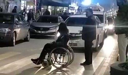 Van’da bilinçsiz sürücülere kızan engelli genç caddeyi trafiğe kapattı