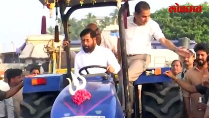 एकनाथ शिंदेंनी जुहू चौपाटीवर घेतलं ट्रॅक्टरचं स्टेअरिंग.. काय घडलं?