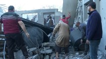 الجزيرة ترصد استخراج مصابين من منزل قصف في دير البلح بغزة