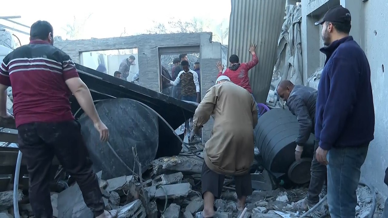 الجزيرة ترصد استخراج مصابين من منزل قصف في دير البلح بغزة