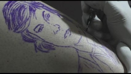 Argentina, si fa tatuare Milei: "La mia promessa in caso di vittoria"