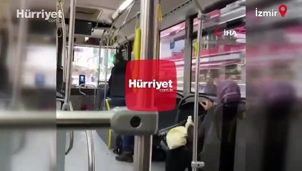 İzmir'de belediye otobüsünde iki kişinin tartışması büyüdü... Bıçaklama anı kamerada