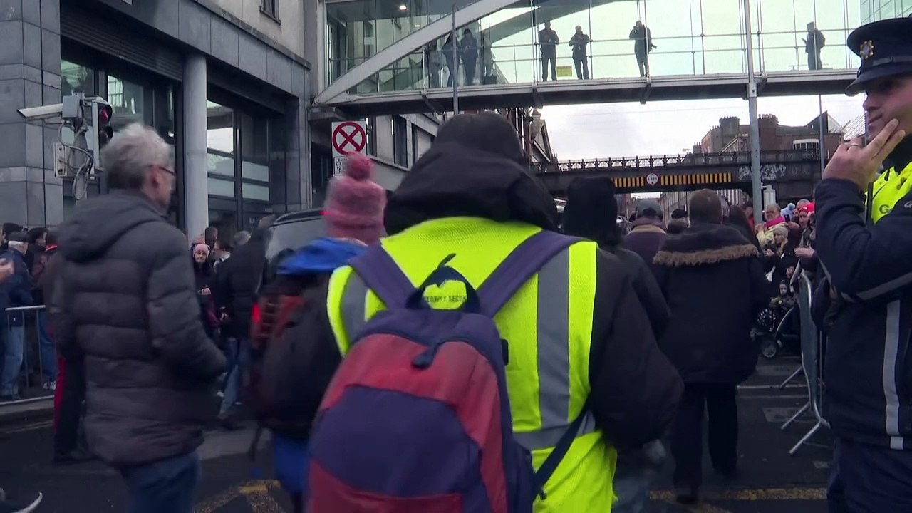 Irlande: la foule rend hommage au chanteur des Pogues lors d'une procession funèbre